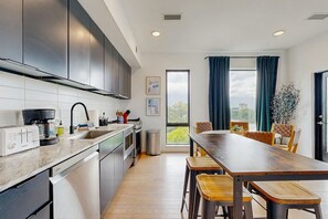 Fridge, microwave, oven, stovetop - Luxe downtown condo on the waterfront - river-view balcony, fast WiFi & W/D (Nashville)