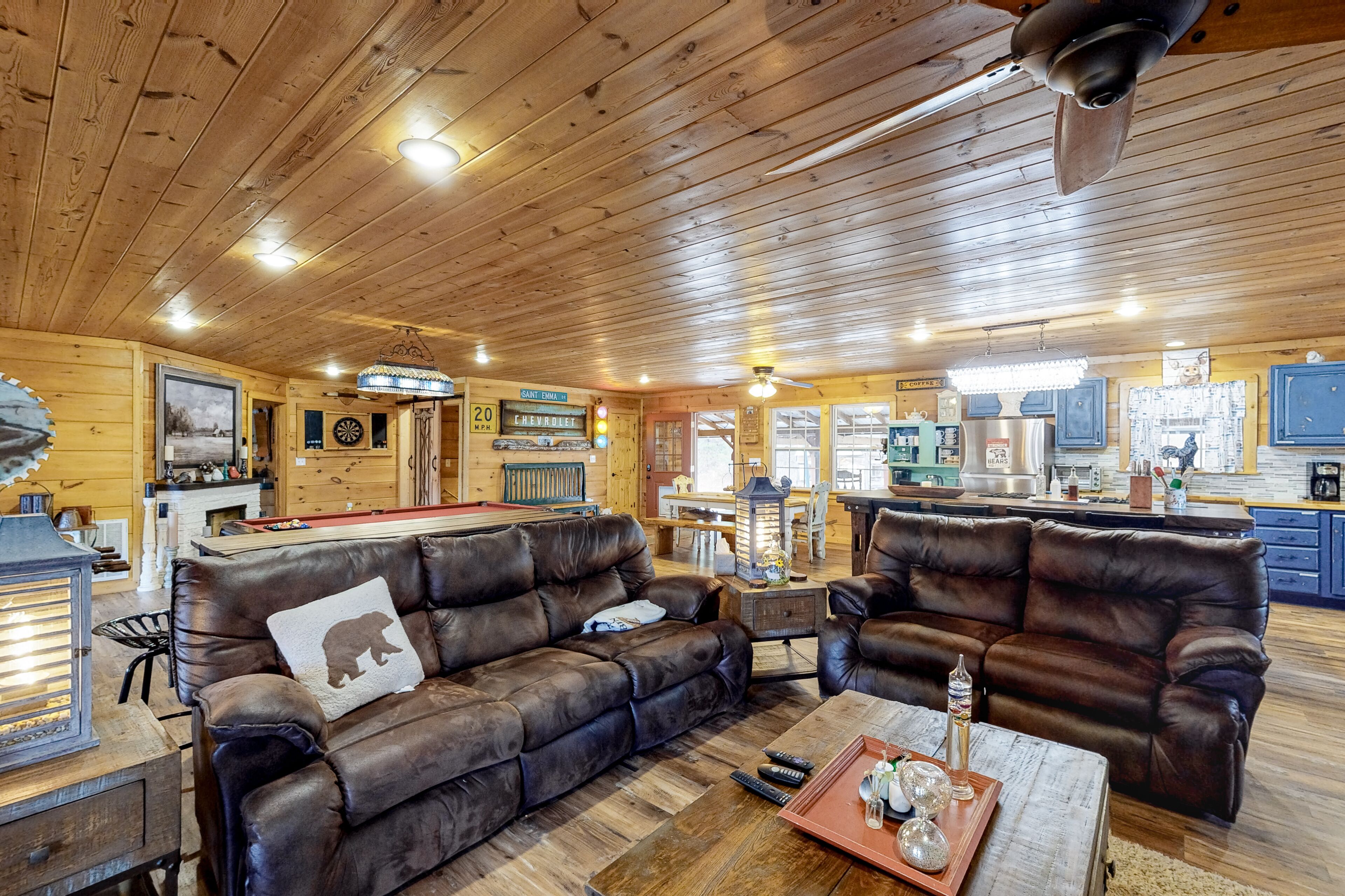 Huge mountain cabin with deck, fireplaces, hot tub,  WiFi, and view - dogs OK
