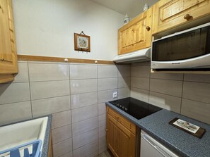 Geladeira, micro-ondas, fogão, lava-louças