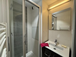 Bathroom - 4th floor, view mountain, balcony, parking, tv, ski locker, 41m², Serre Chevalier (Saint-Chaffrey)