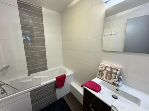 Bathtub - 2nd floor, balcony, parking, tv, ski locker, 31m², Serre Chevalier (Saint-Chaffrey)