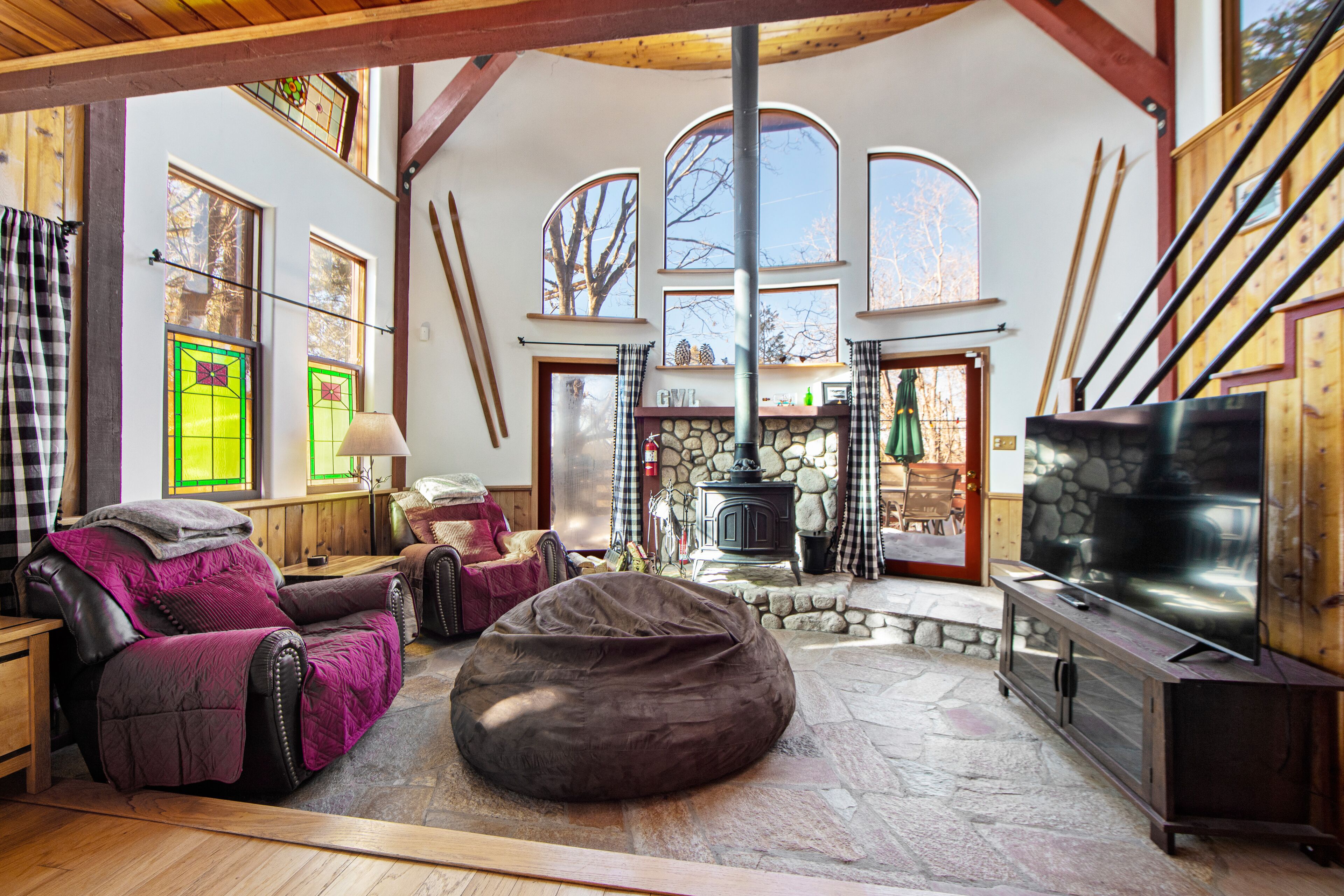 Classic two-story cabin & loft with fast WiFi, wood stove & balcony - ski nearby