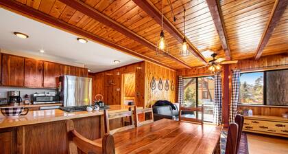 Classic two-story cabin & loft with fast WiFi, wood stove & balcony - ski nearby