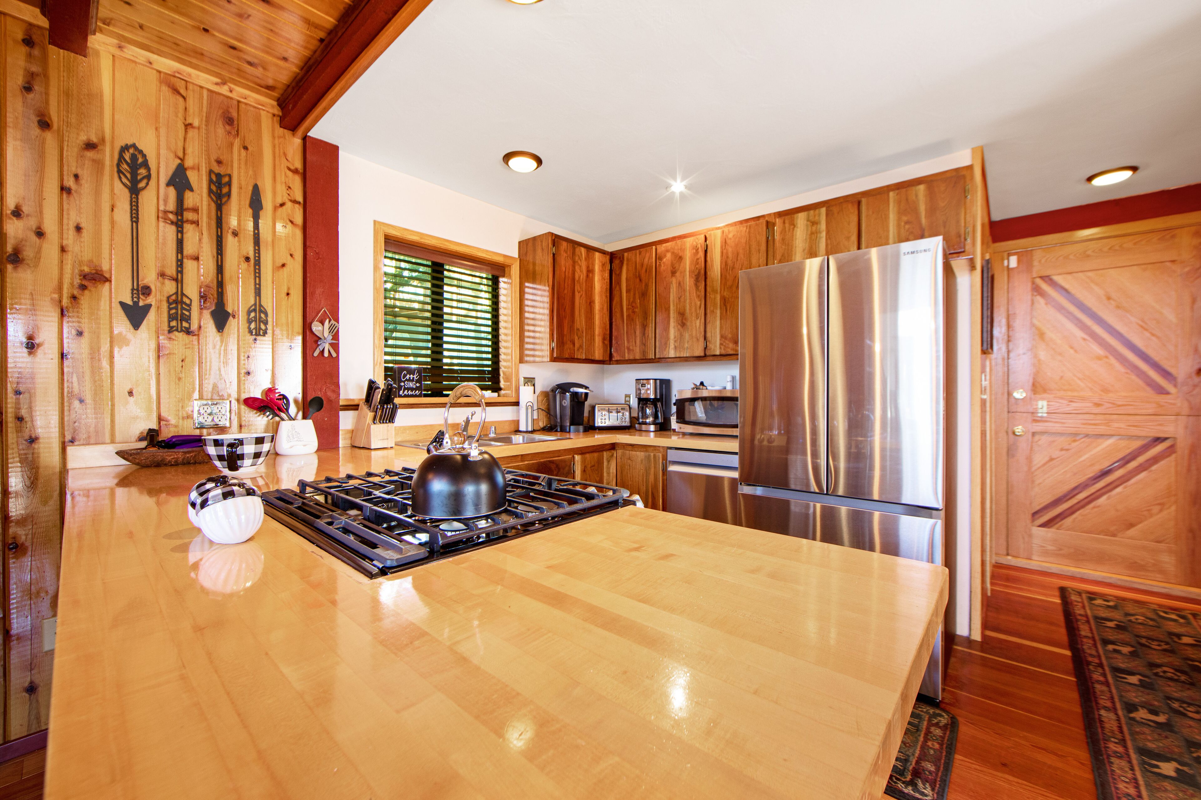 Classic two-story cabin & loft with fast WiFi, wood stove & balcony - ski nearby