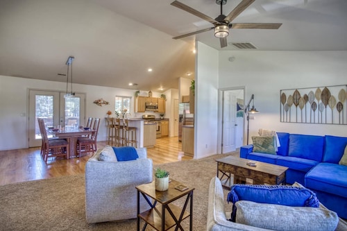 Cozy Bungalow del Bosque: Covered Deck, BBQ, Firepit, Kayaks, Pet Friendly, Walk to Forest Access!