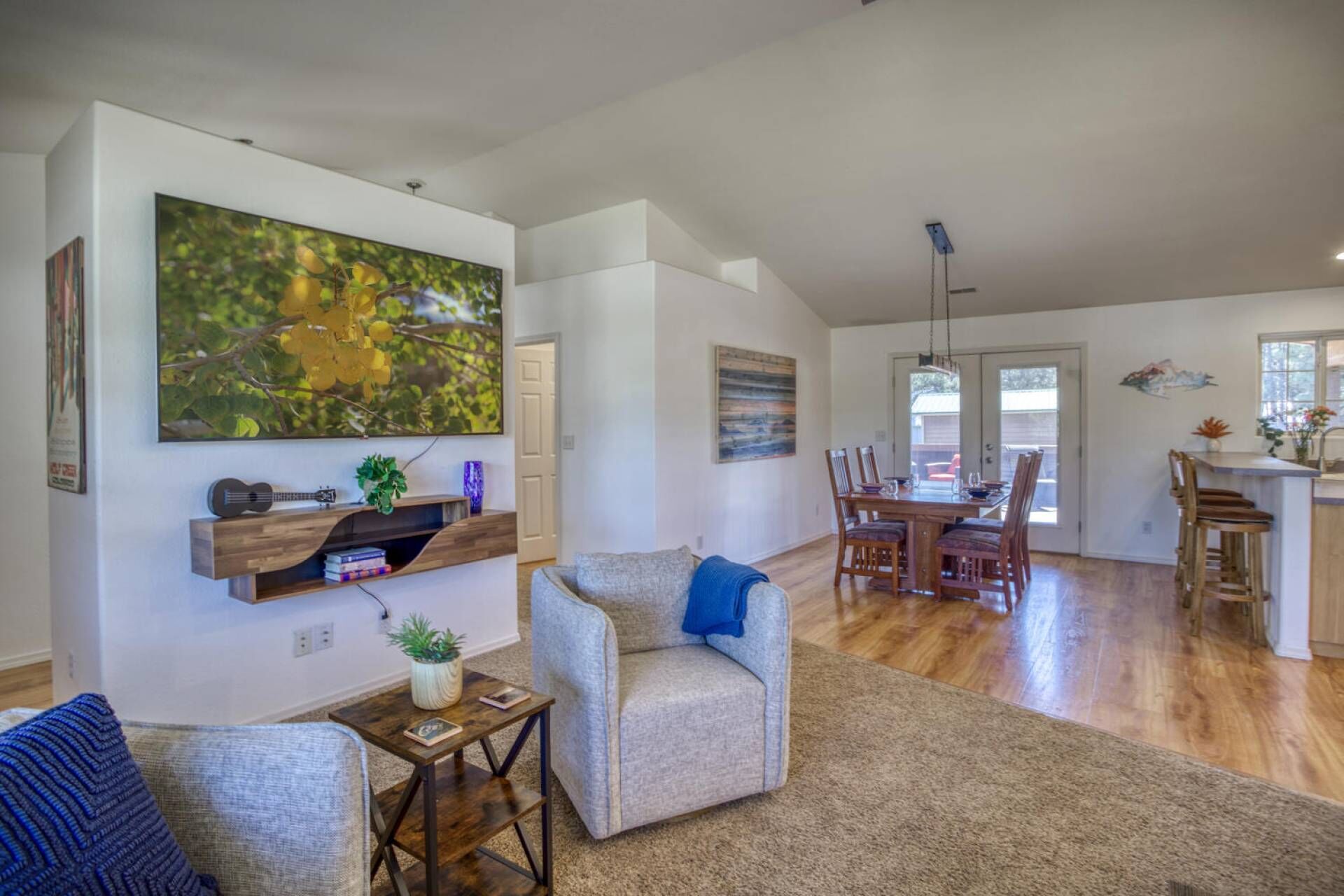 New! Redecorated & Upgraded Home / Exceptional Deck w/ seating / BBQ Grill / Firepit / Wifi/ Kayaks!