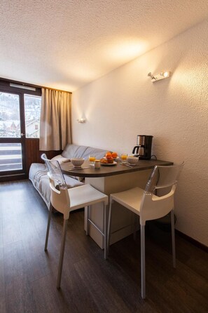 Dining - 4th floor, balcony, parking, tv, ski locker, 17m², Serre Chevalier (Saint-Chaffrey)