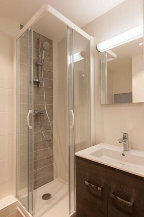 Shower - 4th floor, balcony, parking, tv, ski locker, 17m², Serre Chevalier (Saint-Chaffrey)