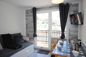 Living area - 300m from ski slopes, 10th floor, balcony, parking, tv, ski locker, 19m², Chamrousse (Chamrousse)