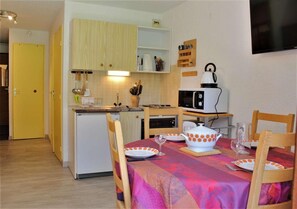 Refrigerador, microondas, horno y cafetera y tetera 