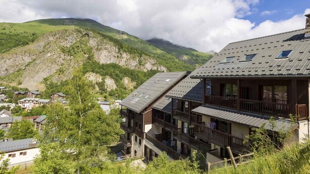 A mountain lodge with multiple balconies, a sloped roof, and a view of the surrounding hills. - 50m from ski slopes, 3rd floor, swimming pool, 37m², Valloire (Valloire)