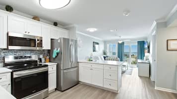 Condo família, 2 quartos, sacada, vista para a praia | Cozinha privada | Geladeira, micro-ondas, fogão, cooktop