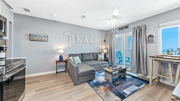Condo família, 1 quarto, sacada, vista para a praia | Sala de estar