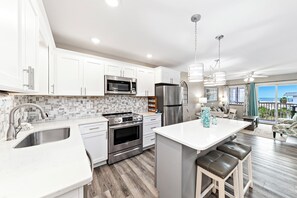 Comfort Condo, 2 Bedrooms, Non Smoking, Balcony | Private kitchen | Fridge, microwave, oven, stovetop - Plantation East (Gulf Shores)