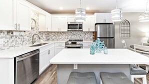 Condo Confort, 2 habitaciones, para no fumadores, balcón | Cocina privada | Cafetera y tetera, refrigerador, microondas y horno 