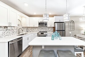 Comfort Condo, 2 Bedrooms, Non Smoking, Balcony | Private kitchen | Fridge, microwave, oven, stovetop - Plantation East (Gulf Shores)