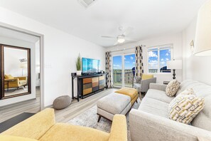 Klassiek appartement, 2 slaapkamers, balkon, uitzicht op het strand | Woonkamer