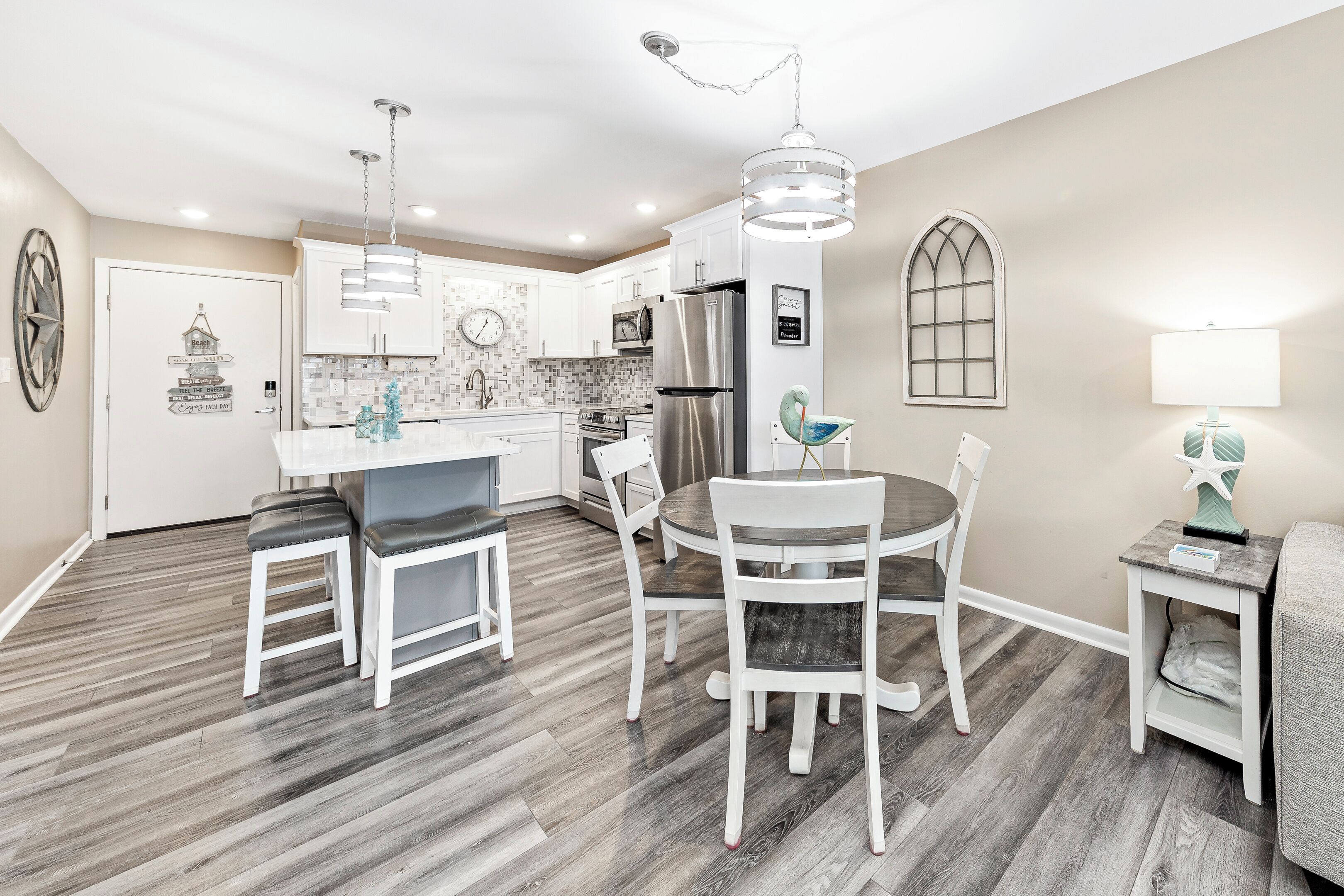 Comfort Condo, 2 Bedrooms, Non Smoking, Balcony | In-room dining