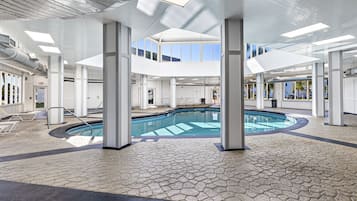 Piscina interna, 2 piscinas externas