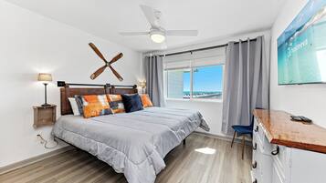 Klassiek appartement, 2 slaapkamers, balkon, uitzicht op strand | 2 slaapkamers, individueel gedecoreerd, individueel gemeubileerd