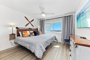 Classic-Apartment, 2 Schlafzimmer, Balkon, Strandblick | Individuell dekoriert, individuell eingerichtet, Bügeleisen/Bügelbrett