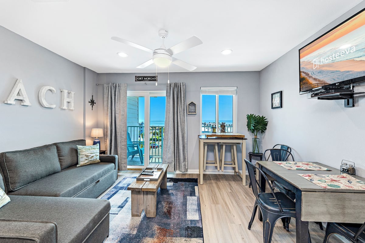 Condo familiar, 1 habitación, balcón, vista a la playa | Sala de estar