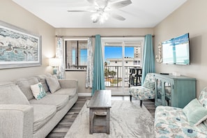 Comfort Condo, 2 Bedrooms, Non Smoking, Balcony | Living room - Plantation East (Gulf Shores)