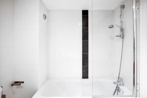 Bathtub, hair dryer - Wifi, 250m from ski slopes, view resort/ski slopes, swimming pool, balcony, tv, ski locker, 20m² (Les Menuires)