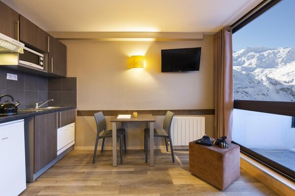 Fridge, dishwasher, coffee/tea maker, toaster - Wifi, 250m from ski slopes, view resort/ski slopes, swimming pool, balcony, tv, ski locker, 20m² (Les Menuires)