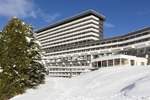 Exterior - Wifi, 100m from resort center, view resort/ski slopes, swimming pool, balcony, tv, ski locker (Les Menuires)