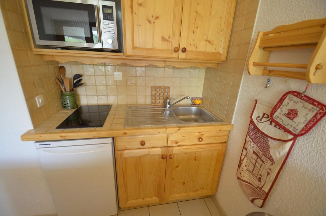 Fridge, oven, dishwasher, coffee/tea maker