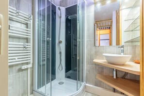 Bathroom - 50m from resort center, Ground floor, view mountain, balcony, tv, ski locker, 27m² (Bellentre)