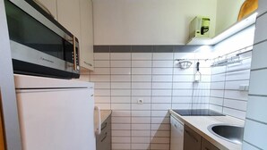 Kaffetrakter/tekoker, kjøleskap, mikrobølgeovn og ovn