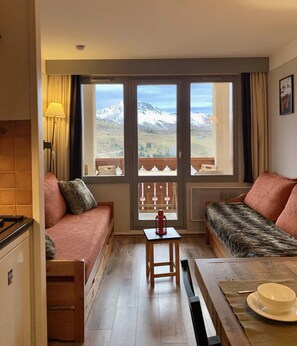 Living area - Ski-in/ski-out & foot of the slopes, 2nd floor, view ski slopes, balcony, tv, ski locker, 27m² (La Plagne)