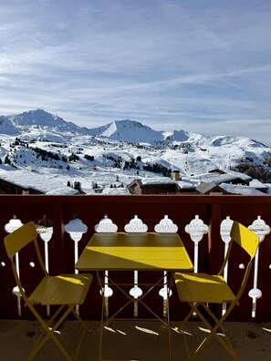 Outdoor dining - Ski-in/ski-out & foot of the slopes, 2nd floor, view ski slopes, balcony, tv, ski locker, 27m² (La Plagne)