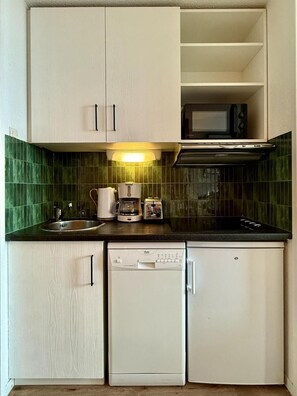 Fridge, dishwasher - Ski-in/ski-out & foot of the slopes, 2nd floor, view ski slopes, balcony, tv, ski locker, 27m² (La Plagne)