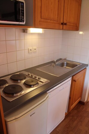 Microwave, dishwasher, coffee/tea maker