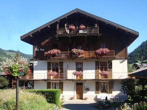A two-story building with a wooden facade, balconies with flower boxes, and a sign that reads "BEL ALP". - 300m from ski slopes, 2nd floor, parking, tv, 44m², Arêches-Beaufort (Beaufort)