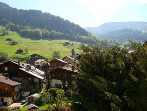 A village with traditional wooden houses, surrounded by lush green fields and forested hills. - 300m from ski slopes, 2nd floor, parking, tv, 44m², Arêches-Beaufort (Beaufort)