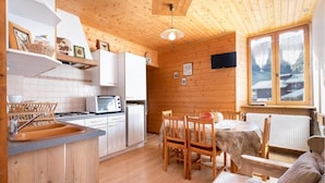 A cozy cabin-style kitchen with wooden walls and a dining area. - 300m from ski slopes, parking, tv, 44m², Arêches-Beaufort (Beaufort)