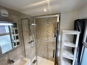 Shower - 10m from resort center, 2nd floor, view mountain, tv, ski locker, 27m², Les Menuires (Les Menuires)