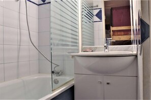 Bathtub - 100m from resort center, 2nd floor, balcony, ski locker, 20m², Risoul (Risoul)