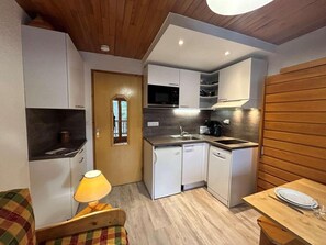 Fridge, coffee/tea maker, toaster - 50m from shops, 1st floor, balcony, tv, 18m², Méribel (Méribel - Les Allues)