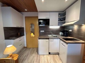 Fridge, coffee/tea maker, toaster - 100m from ski slopes, 1st floor, balcony, ski locker, 18m², Méribel (Méribel - Les Allues)