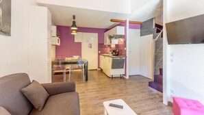 A compact living space with a kitchenette, a dining area, and a living room. - 100m from ski slopes, 4th floor, balcony, ski locker, 37m², Montchavin La Plagne (Bellentre)
