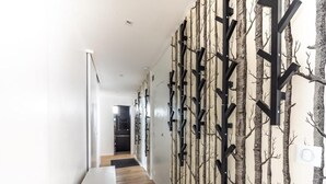 En hall med modern design, med en vägg som har ett mönster och en bänk.