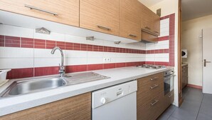 A modern kitchen with wooden cabinets, a stainless steel sink, and a Bosch dishwasher. - 10m from ski slopes, 4th floor, balcony, tv, ski locker, 52m², Tignes (Tignes)