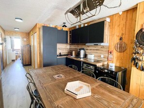 Fridge, microwave, oven, dishwasher - 100m from resort center, 5th floor, balcony, tv, ski locker, 42m², Tignes (Tignes)