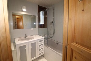 Bathtub - 10m from resort center, Ground floor, balcony, tv, 58m², Tignes (Tignes)