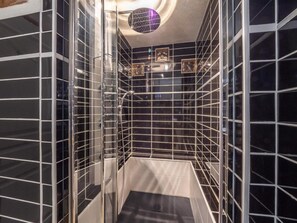 Shower - 10m from resort center, 1st floor, view resort, tv, ski locker, 54m², Tignes (Tignes)